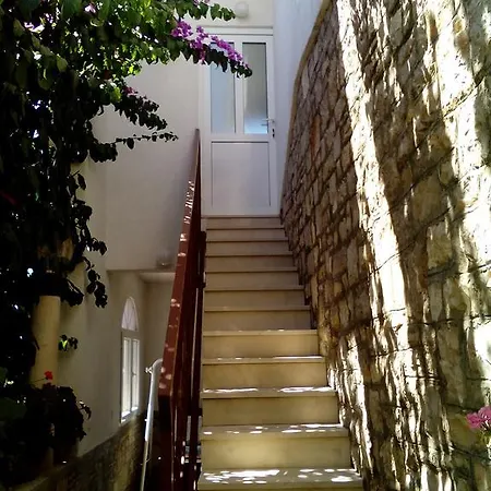 Zora Nečujam
