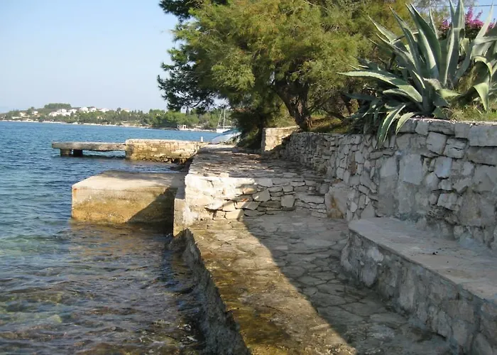 Zora Nečujam